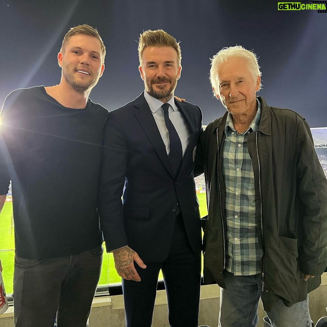 David Beckham Instagram - Cheers to great weekends with family and friends 🍻⚽️🎸 @brooklynpeltzbeckham @cruzbeckham @davidgardner @cjjonesss @edwardnortonofficial @edruschaofficial