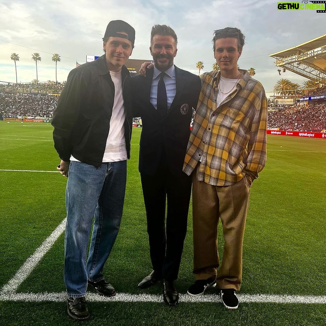 David Beckham Instagram - Cheers to great weekends with family and friends 🍻⚽️🎸 @brooklynpeltzbeckham @cruzbeckham @davidgardner @cjjonesss @edwardnortonofficial @edruschaofficial