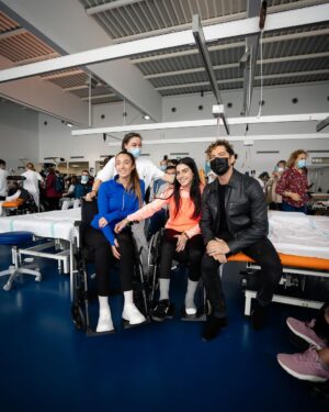 David Bisbal Instagram - Hoy he vivido un día muy especial  en el @hnparaplejicos 
Pude compartir con pacientes, familiares y trabajadores a los que admiro profundamente por su voluntad, esfuerzo y dedicación; Sin ninguna duda ha sido una inyección de energía positiva para mi también.
Fue bonito poder cantar juntos, la música es una gran compañera y la medicina para el alma y el corazón.
Gracias @ludovicovagnone por acompañarnos con tu arte.
Un gran abrazo a todos!