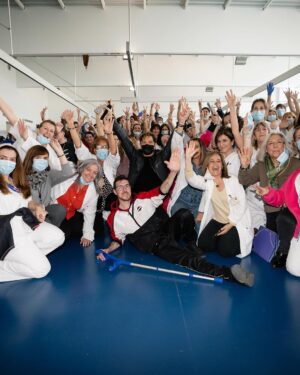 David Bisbal Instagram - Hoy he vivido un día muy especial  en el @hnparaplejicos 
Pude compartir con pacientes, familiares y trabajadores a los que admiro profundamente por su voluntad, esfuerzo y dedicación; Sin ninguna duda ha sido una inyección de energía positiva para mi también.
Fue bonito poder cantar juntos, la música es una gran compañera y la medicina para el alma y el corazón.
Gracias @ludovicovagnone por acompañarnos con tu arte.
Un gran abrazo a todos!
