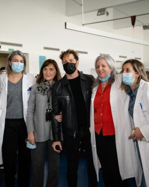 David Bisbal Instagram - Hoy he vivido un día muy especial  en el @hnparaplejicos 
Pude compartir con pacientes, familiares y trabajadores a los que admiro profundamente por su voluntad, esfuerzo y dedicación; Sin ninguna duda ha sido una inyección de energía positiva para mi también.
Fue bonito poder cantar juntos, la música es una gran compañera y la medicina para el alma y el corazón.
Gracias @ludovicovagnone por acompañarnos con tu arte.
Un gran abrazo a todos!