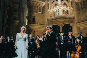 David Bisbal Instagram - Estoy inmensamente agradecido por la oportunidad de compartir escenario con la maravillosa Pasión Vega en la Sagrada Familia. Fue un momento lleno de emoción y belleza. Quiero expresar mi profunda gratitud a Enrique Tomás y a Lucía por permitirme aportar mi granito de arena en este acto de solidaridad para ayudar a las víctimas de la guerra en Ucrania. Fue un honor participar en algo tan significativo. Con todo mi amor, #Gracias #Solidaridad #MúsicaPorUnaBuenaCausa.#sagradafamilia #MisaCriolla