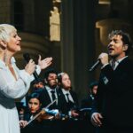 David Bisbal Instagram - Estoy inmensamente agradecido por la oportunidad de compartir escenario con la maravillosa Pasión Vega en la Sagrada Familia. Fue un momento lleno de emoción y belleza. Quiero expresar mi profunda gratitud a Enrique Tomás y a Lucía por permitirme aportar mi granito de arena en este acto de solidaridad para ayudar a las víctimas de la guerra en Ucrania. Fue un honor participar en algo tan significativo. Con todo mi amor, #Gracias #Solidaridad #MúsicaPorUnaBuenaCausa.#sagradafamilia #MisaCriolla Sagrada familia de Barcelona