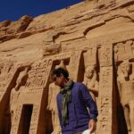 David Bisbal Instagram – Visitando los templos de Nefertari y Ramsés II, me encuentro completamente fascinado y en desacuerdo conmigo mismo… ¡No puedo decidir cuál de los dos me gusta más! Estas joyas de la antigüedad nos hablan de una época lejana, pero su majestuosidad e importancia histórica los hace sentir increíblemente cercanos. Sin embargo, no puedo evitar pensar en el destino que hubiesen tenido si no se hubiesen salvado de las aguas del lago Nasser… Os imagináis qué lugar tan espectacular de buceo tendríamos si estos templos hubiesen quedado sumergidos? ¡Sería una experiencia única! Junataria 2 de mis pasiones ja ja ja 🤪 Aunque, claro, tendríamos que tener cuidado con los cocodrilos que habitan el lago, ¡eso sí que sería una auténtica aventura y todo un peligro! Pero, personalmente, estoy muy agradecido de que se conserven para que podamos apreciarlos en todo su esplendor. #Egipto #AbuSimbel #Aventura