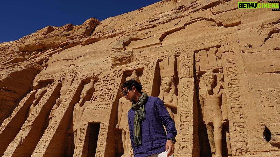 David Bisbal Instagram - Visitando los templos de Nefertari y Ramsés II, me encuentro completamente fascinado y en desacuerdo conmigo mismo... ¡No puedo decidir cuál de los dos me gusta más! Estas joyas de la antigüedad nos hablan de una época lejana, pero su majestuosidad e importancia histórica los hace sentir increíblemente cercanos. Sin embargo, no puedo evitar pensar en el destino que hubiesen tenido si no se hubiesen salvado de las aguas del lago Nasser... Os imagináis qué lugar tan espectacular de buceo tendríamos si estos templos hubiesen quedado sumergidos? ¡Sería una experiencia única! Junataria 2 de mis pasiones ja ja ja 🤪 Aunque, claro, tendríamos que tener cuidado con los cocodrilos que habitan el lago, ¡eso sí que sería una auténtica aventura y todo un peligro! Pero, personalmente, estoy muy agradecido de que se conserven para que podamos apreciarlos en todo su esplendor. #Egipto #AbuSimbel #Aventura