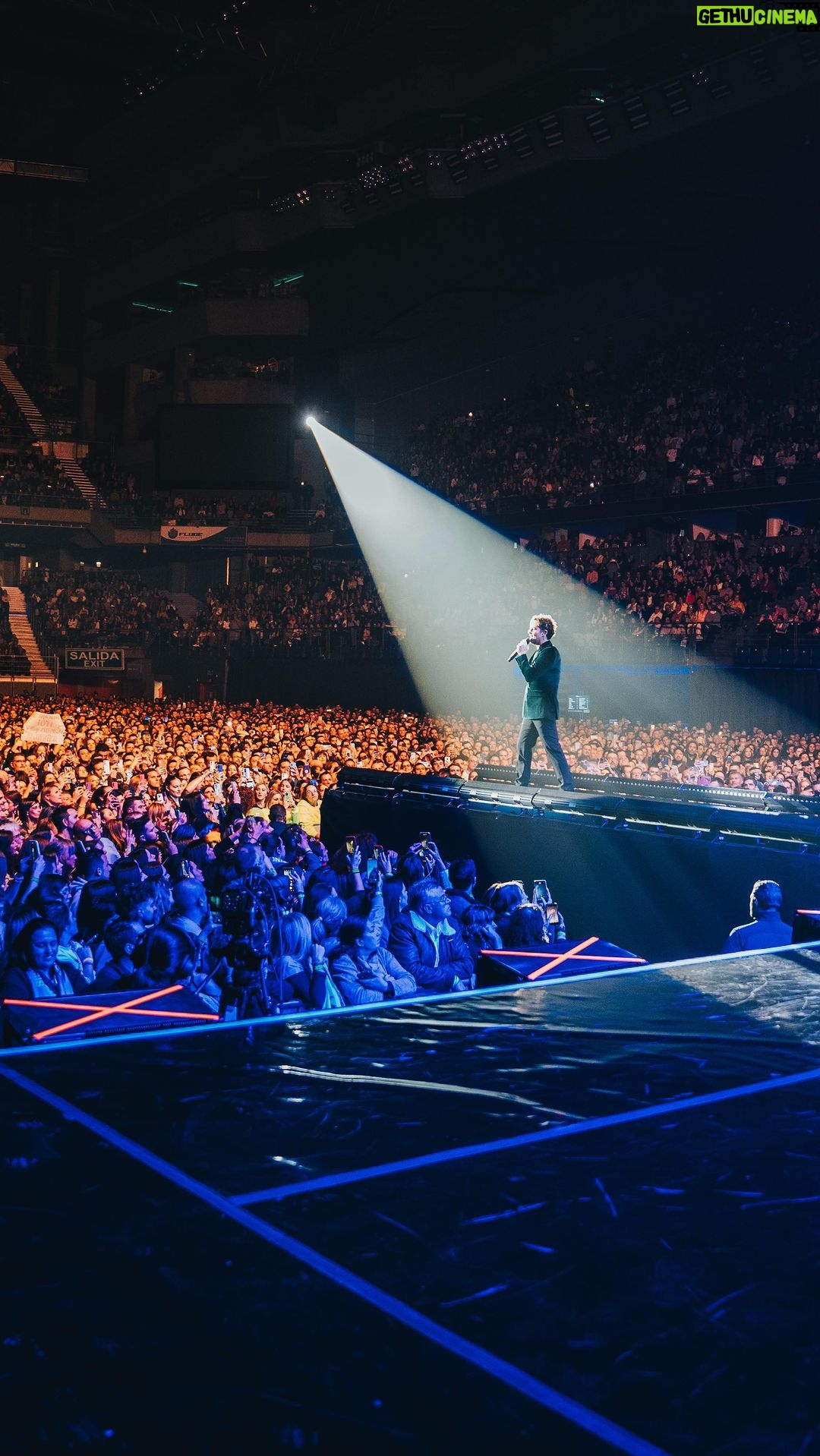 David Bisbal Instagram - No tengo palabras para describir lo que sentí durante el concierto de ayer en el WiZink Center de Madrid. Fue el último concierto del 2023 pero no el último proyecto. El trabajo continúa y ya estoy preparándome para que el año 2024 sea maravilloso. Nos esperan nuevas canciones y muchas sorpresas que deseo compartir. Uno de los momentos más emotivos del concierto fue ver ondear las banderas de tantos lugares y países. El apoyo y cariño son mi mayor motivación para seguir adelante. Espero que este mensaje les llegue al corazón y les transmita todo mi cariño y agradecimiento. ¡Nos vemos en el 2024!