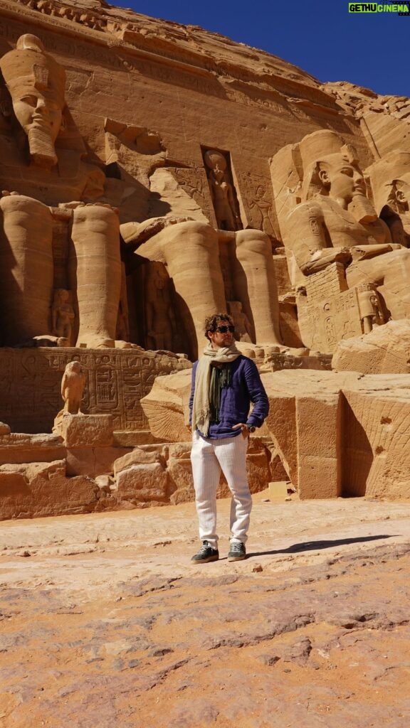David Bisbal Instagram - Pude cumplir otro de mis sueños!!!!!! Me encanta Ramses II y pude darme cuenta que contaba con un equipo de arquitectos de la talla de Imhotep o Senenmut capaces de diseñar un calendario a gran escala en este caso, el templo de Abu Simbel Todos los que me conocen saben que soy un entusiasta de la egiptología. Esta maravilla arquitectónica y astronómica sigue fascinándome y por fin pude cumplir mi sueño de visitar Egipto en compañia además de @titovivas , lo que ha hecho de mí espera ansiada de la visita Egipto y mis pocos conocimientos, en un mundo fascinante donde ahora siento más intriga que nunca y ganas de conocer los nuevos descubrimientos que están por aparecer. Compartiré con vosotros mi viaje y descubriréis un lugar donde no paras de soñar. Por cierto, las fotos de @rosannazanetti que le hice con mi cámara!!! como las he disfrutado!!!