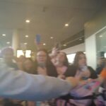 David Bisbal Instagram - Estoy verdaderamente emocionado y agradecido por el maravilloso recibimiento que he tenido al llegar a Uruguay. Ver a tantas personas esperándome en el aeropuerto con pancartas y banderas para que las firme, me llena de alegría y gratitud. Cada uno de los regalos que he recibido es un reflejo del cariño y el aprecio que siento por parte de todos ustedes. Quiero agradecerles desde el fondo de mi corazón por todo el amor que me han mostrado durante este tiempo. Su apoyo constante es una fuente de motivación para mí y me inspira a seguir haciendo lo que amo. ¡Gracias Uruguay! Además, nos vemos en el Antel Arena esta noche dándolo todo. Vamos Uruguay 🇺🇾