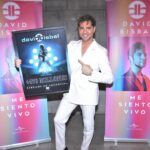 David Bisbal Instagram – Quisiera expresar mi más profundo agradecimiento a mi discográfica en Argentina @umargentina por el reconocimiento que recibí ayer por alcanzar los 670 millones de streams. Me llena de alegría este logro, sin embargo, siempre he creído que más allá de los números, lo que realmente importa es el trabajo en equipo.

A lo largo de estos años, he tenido la fortuna de compartir mi camino con muchos compañeros, algunos que ya no están y otros que se han unido recientemente. Cada uno de ellos ha aportado su talento y su pasión, haciendo de esta profesión algo verdaderamente mágico.

Además, me gustaría rendir un especial reconocimiento al trabajo de Alejandro Asensi @alejandroasen y DF Entertainment. @dfentertainment Su dedicación y esfuerzo han hecho que este 20 aniversario sea una celebración verdaderamente memorable, rindiendo homenaje tanto a compañeros de profesión como a los seguidores que siempre me han acompañado en este camino. Su trabajo ha sido fundamental para dar vida a este aniversario, haciendo que cada momento sea un precioso tributo a la música y a todos aquellos que han formado parte de esta increíble aventura.

Pero nada de esto sería posible sin ustedes, la gente que escucha mi música y me apoya día a día. Ustedes son la razón por la que hago lo que hago, y su amor y apoyo son el combustible que me mantiene en marcha.

Así que este reconocimiento es tanto suyo como mío. Es el resultado de nuestro trabajo en equipo, de nuestra pasión compartida por la música y de nuestra conexión a través de las canciones.

Gracias a cada uno de ustedes por ser parte de este increíble viaje. Sigamos soñando y creando juntos.