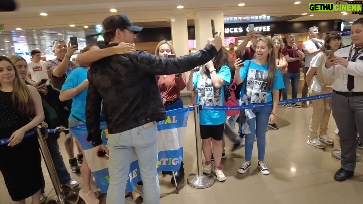 David Bisbal Instagram - ¡Hola a todos! No puedo comenzar a expresar lo emocionado que estoy de volver a la increíble Argentina. Esta vez, tendré el honor de cantar en el Movistar Arena de Buenos Aires y también me emociona mucho regresar a Córdoba. El amor y el apoyo que siempre recibo allí son inolvidables. Además, ¡Uruguay, allá vamos! Siempre es un placer cantar para ustedes y no puedo esperar a hacerlo una vez más. Y, por supuesto, también volveré a la vibrante Santiago de Chile. Después de estos conciertos, pondremos rumbo a Madrid para prepararnos para el gran evento en el WiZink Center el 6 de diciembre. Estoy lleno de emocion por todos estos maravillosos eventos y no puedo esperar a verlos a todos allí. ¡Hasta pronto! 🩷