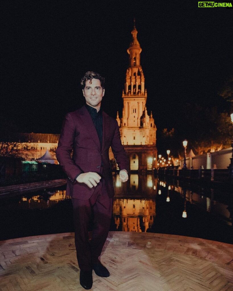 David Bisbal Instagram - Viviendo la noche más importante del flamenco en su historia! Más de 150 artistas deslumbrando la #plazaespañasevilla en la semana de los @latingrammys Gracias compañeros de @universalmusicgroup @universalspain @gtstalentspain ❤