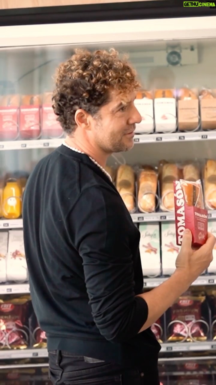 David Bisbal Instagram - Gracias @enriquetomas por este invento maravilloso que nos saca de más de un apuro a los que viajamos constantemente y sin tiempo... Cuando viajo el Tomasón se ha convertido en un imprescindible!! #EnriqueTomás #jamóniberico #DavidBisbal #momentoTomasón #ad