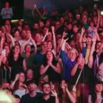 David Bisbal Instagram - Quisiera expresar mi más profundo agradecimiento a mi discográfica en Argentina @umargentina por el reconocimiento que recibí ayer por alcanzar los 670 millones de streams. Me llena de alegría este logro, sin embargo, siempre he creído que más allá de los números, lo que realmente importa es el trabajo en equipo. A lo largo de estos años, he tenido la fortuna de compartir mi camino con muchos compañeros, algunos que ya no están y otros que se han unido recientemente. Cada uno de ellos ha aportado su talento y su pasión, haciendo de esta profesión algo verdaderamente mágico. Además, me gustaría rendir un especial reconocimiento al trabajo de Alejandro Asensi @alejandroasen y DF Entertainment. @dfentertainment Su dedicación y esfuerzo han hecho que este 20 aniversario sea una celebración verdaderamente memorable, rindiendo homenaje tanto a compañeros de profesión como a los seguidores que siempre me han acompañado en este camino. Su trabajo ha sido fundamental para dar vida a este aniversario, haciendo que cada momento sea un precioso tributo a la música y a todos aquellos que han formado parte de esta increíble aventura. Pero nada de esto sería posible sin ustedes, la gente que escucha mi música y me apoya día a día. Ustedes son la razón por la que hago lo que hago, y su amor y apoyo son el combustible que me mantiene en marcha. Así que este reconocimiento es tanto suyo como mío. Es el resultado de nuestro trabajo en equipo, de nuestra pasión compartida por la música y de nuestra conexión a través de las canciones. Gracias a cada uno de ustedes por ser parte de este increíble viaje. Sigamos soñando y creando juntos.