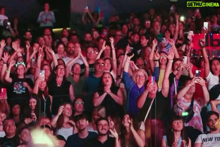 David Bisbal Instagram - Quisiera expresar mi más profundo agradecimiento a mi discográfica en Argentina @umargentina por el reconocimiento que recibí ayer por alcanzar los 670 millones de streams. Me llena de alegría este logro, sin embargo, siempre he creído que más allá de los números, lo que realmente importa es el trabajo en equipo. A lo largo de estos años, he tenido la fortuna de compartir mi camino con muchos compañeros, algunos que ya no están y otros que se han unido recientemente. Cada uno de ellos ha aportado su talento y su pasión, haciendo de esta profesión algo verdaderamente mágico. Además, me gustaría rendir un especial reconocimiento al trabajo de Alejandro Asensi @alejandroasen y DF Entertainment. @dfentertainment Su dedicación y esfuerzo han hecho que este 20 aniversario sea una celebración verdaderamente memorable, rindiendo homenaje tanto a compañeros de profesión como a los seguidores que siempre me han acompañado en este camino. Su trabajo ha sido fundamental para dar vida a este aniversario, haciendo que cada momento sea un precioso tributo a la música y a todos aquellos que han formado parte de esta increíble aventura. Pero nada de esto sería posible sin ustedes, la gente que escucha mi música y me apoya día a día. Ustedes son la razón por la que hago lo que hago, y su amor y apoyo son el combustible que me mantiene en marcha. Así que este reconocimiento es tanto suyo como mío. Es el resultado de nuestro trabajo en equipo, de nuestra pasión compartida por la música y de nuestra conexión a través de las canciones. Gracias a cada uno de ustedes por ser parte de este increíble viaje. Sigamos soñando y creando juntos.