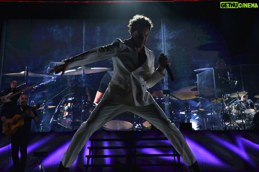 David Bisbal Instagram - Quisiera expresar mi más profundo agradecimiento a mi discográfica en Argentina @umargentina por el reconocimiento que recibí ayer por alcanzar los 670 millones de streams. Me llena de alegría este logro, sin embargo, siempre he creído que más allá de los números, lo que realmente importa es el trabajo en equipo. A lo largo de estos años, he tenido la fortuna de compartir mi camino con muchos compañeros, algunos que ya no están y otros que se han unido recientemente. Cada uno de ellos ha aportado su talento y su pasión, haciendo de esta profesión algo verdaderamente mágico. Además, me gustaría rendir un especial reconocimiento al trabajo de Alejandro Asensi @alejandroasen y DF Entertainment. @dfentertainment Su dedicación y esfuerzo han hecho que este 20 aniversario sea una celebración verdaderamente memorable, rindiendo homenaje tanto a compañeros de profesión como a los seguidores que siempre me han acompañado en este camino. Su trabajo ha sido fundamental para dar vida a este aniversario, haciendo que cada momento sea un precioso tributo a la música y a todos aquellos que han formado parte de esta increíble aventura. Pero nada de esto sería posible sin ustedes, la gente que escucha mi música y me apoya día a día. Ustedes son la razón por la que hago lo que hago, y su amor y apoyo son el combustible que me mantiene en marcha. Así que este reconocimiento es tanto suyo como mío. Es el resultado de nuestro trabajo en equipo, de nuestra pasión compartida por la música y de nuestra conexión a través de las canciones. Gracias a cada uno de ustedes por ser parte de este increíble viaje. Sigamos soñando y creando juntos.