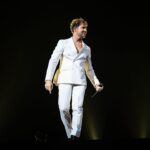 David Bisbal Instagram - Quisiera expresar mi más profundo agradecimiento a mi discográfica en Argentina @umargentina por el reconocimiento que recibí ayer por alcanzar los 670 millones de streams. Me llena de alegría este logro, sin embargo, siempre he creído que más allá de los números, lo que realmente importa es el trabajo en equipo. A lo largo de estos años, he tenido la fortuna de compartir mi camino con muchos compañeros, algunos que ya no están y otros que se han unido recientemente. Cada uno de ellos ha aportado su talento y su pasión, haciendo de esta profesión algo verdaderamente mágico. Además, me gustaría rendir un especial reconocimiento al trabajo de Alejandro Asensi @alejandroasen y DF Entertainment. @dfentertainment Su dedicación y esfuerzo han hecho que este 20 aniversario sea una celebración verdaderamente memorable, rindiendo homenaje tanto a compañeros de profesión como a los seguidores que siempre me han acompañado en este camino. Su trabajo ha sido fundamental para dar vida a este aniversario, haciendo que cada momento sea un precioso tributo a la música y a todos aquellos que han formado parte de esta increíble aventura. Pero nada de esto sería posible sin ustedes, la gente que escucha mi música y me apoya día a día. Ustedes son la razón por la que hago lo que hago, y su amor y apoyo son el combustible que me mantiene en marcha. Así que este reconocimiento es tanto suyo como mío. Es el resultado de nuestro trabajo en equipo, de nuestra pasión compartida por la música y de nuestra conexión a través de las canciones. Gracias a cada uno de ustedes por ser parte de este increíble viaje. Sigamos soñando y creando juntos.