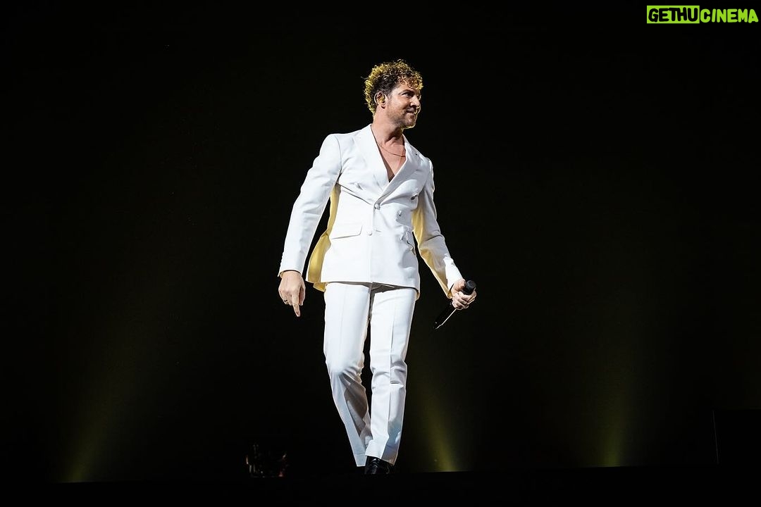 David Bisbal Instagram - Quisiera expresar mi más profundo agradecimiento a mi discográfica en Argentina @umargentina por el reconocimiento que recibí ayer por alcanzar los 670 millones de streams. Me llena de alegría este logro, sin embargo, siempre he creído que más allá de los números, lo que realmente importa es el trabajo en equipo. A lo largo de estos años, he tenido la fortuna de compartir mi camino con muchos compañeros, algunos que ya no están y otros que se han unido recientemente. Cada uno de ellos ha aportado su talento y su pasión, haciendo de esta profesión algo verdaderamente mágico. Además, me gustaría rendir un especial reconocimiento al trabajo de Alejandro Asensi @alejandroasen y DF Entertainment. @dfentertainment Su dedicación y esfuerzo han hecho que este 20 aniversario sea una celebración verdaderamente memorable, rindiendo homenaje tanto a compañeros de profesión como a los seguidores que siempre me han acompañado en este camino. Su trabajo ha sido fundamental para dar vida a este aniversario, haciendo que cada momento sea un precioso tributo a la música y a todos aquellos que han formado parte de esta increíble aventura. Pero nada de esto sería posible sin ustedes, la gente que escucha mi música y me apoya día a día. Ustedes son la razón por la que hago lo que hago, y su amor y apoyo son el combustible que me mantiene en marcha. Así que este reconocimiento es tanto suyo como mío. Es el resultado de nuestro trabajo en equipo, de nuestra pasión compartida por la música y de nuestra conexión a través de las canciones. Gracias a cada uno de ustedes por ser parte de este increíble viaje. Sigamos soñando y creando juntos.