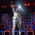 David Bisbal Instagram - Quisiera expresar mi más profundo agradecimiento a mi discográfica en Argentina @umargentina por el reconocimiento que recibí ayer por alcanzar los 670 millones de streams. Me llena de alegría este logro, sin embargo, siempre he creído que más allá de los números, lo que realmente importa es el trabajo en equipo. A lo largo de estos años, he tenido la fortuna de compartir mi camino con muchos compañeros, algunos que ya no están y otros que se han unido recientemente. Cada uno de ellos ha aportado su talento y su pasión, haciendo de esta profesión algo verdaderamente mágico. Además, me gustaría rendir un especial reconocimiento al trabajo de Alejandro Asensi @alejandroasen y DF Entertainment. @dfentertainment Su dedicación y esfuerzo han hecho que este 20 aniversario sea una celebración verdaderamente memorable, rindiendo homenaje tanto a compañeros de profesión como a los seguidores que siempre me han acompañado en este camino. Su trabajo ha sido fundamental para dar vida a este aniversario, haciendo que cada momento sea un precioso tributo a la música y a todos aquellos que han formado parte de esta increíble aventura. Pero nada de esto sería posible sin ustedes, la gente que escucha mi música y me apoya día a día. Ustedes son la razón por la que hago lo que hago, y su amor y apoyo son el combustible que me mantiene en marcha. Así que este reconocimiento es tanto suyo como mío. Es el resultado de nuestro trabajo en equipo, de nuestra pasión compartida por la música y de nuestra conexión a través de las canciones. Gracias a cada uno de ustedes por ser parte de este increíble viaje. Sigamos soñando y creando juntos.