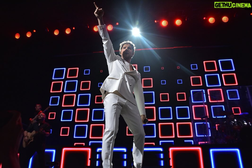 David Bisbal Instagram - Quisiera expresar mi más profundo agradecimiento a mi discográfica en Argentina @umargentina por el reconocimiento que recibí ayer por alcanzar los 670 millones de streams. Me llena de alegría este logro, sin embargo, siempre he creído que más allá de los números, lo que realmente importa es el trabajo en equipo. A lo largo de estos años, he tenido la fortuna de compartir mi camino con muchos compañeros, algunos que ya no están y otros que se han unido recientemente. Cada uno de ellos ha aportado su talento y su pasión, haciendo de esta profesión algo verdaderamente mágico. Además, me gustaría rendir un especial reconocimiento al trabajo de Alejandro Asensi @alejandroasen y DF Entertainment. @dfentertainment Su dedicación y esfuerzo han hecho que este 20 aniversario sea una celebración verdaderamente memorable, rindiendo homenaje tanto a compañeros de profesión como a los seguidores que siempre me han acompañado en este camino. Su trabajo ha sido fundamental para dar vida a este aniversario, haciendo que cada momento sea un precioso tributo a la música y a todos aquellos que han formado parte de esta increíble aventura. Pero nada de esto sería posible sin ustedes, la gente que escucha mi música y me apoya día a día. Ustedes son la razón por la que hago lo que hago, y su amor y apoyo son el combustible que me mantiene en marcha. Así que este reconocimiento es tanto suyo como mío. Es el resultado de nuestro trabajo en equipo, de nuestra pasión compartida por la música y de nuestra conexión a través de las canciones. Gracias a cada uno de ustedes por ser parte de este increíble viaje. Sigamos soñando y creando juntos.