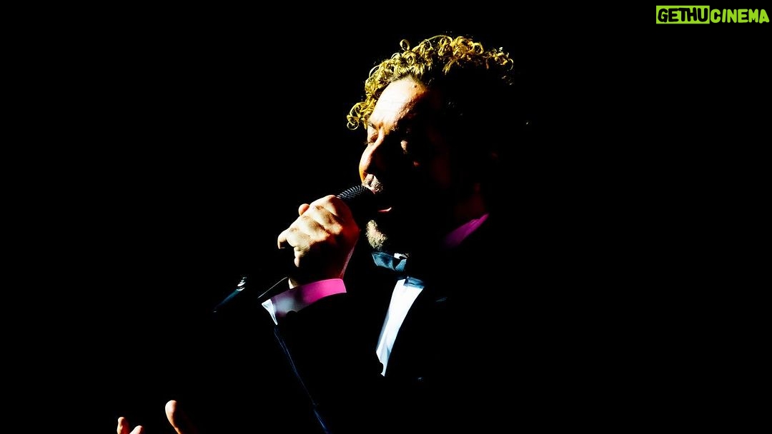 David Bisbal Instagram - Feliz #ThrowBackThursday! Hoy recordamos con cariño el maravilloso proyecto filarmónico en el que tuve el honor de colaborar con la @ocalalmeria y @grupocosentino Fue un momento verdaderamente especial que me permitió explorar y expresar mi pasión por la música en un contexto totalmente nuevo. Agradezco profundamente la oportunidad de haber participado en una experiencia tan enriquecedora. Sin duda, esos momentos de creatividad seguirán resonando en mi corazón. ¡Hasta la próxima, #TBT