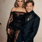 David Bisbal Instagram – Cuántas cosas se han vivido esta semana en los @latingrammys .
Desde el Best New Artist, pasando por el Person of The Year y después en la propia gala, entregando el mejor álbum de música flamenco, no os podéis imaginar con cuántos compañeros me he podido encontrar en Backstage, hotel, y eventos!! un gran acierto #Andalucia #sevilla espero que se pueda repetir. Prometo ir compartiendo un montón de cosas que he vivido esta semana. ❤️.
Para aquellos que me preguntan del vestuario.
@boglioliofficial