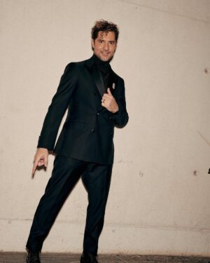David Bisbal Instagram - Cuántas cosas se han vivido esta semana en los @latingrammys .
Desde el Best New Artist, pasando por el Person of The Year y después en la propia gala, entregando el mejor álbum de música flamenco, no os podéis imaginar con cuántos compañeros me he podido encontrar en Backstage, hotel, y eventos!! un gran acierto #Andalucia #sevilla espero que se pueda repetir. Prometo ir compartiendo un montón de cosas que he vivido esta semana. ❤️.
Para aquellos que me preguntan del vestuario.
@boglioliofficial