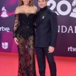 David Bisbal Instagram – Cuántas cosas se han vivido esta semana en los @latingrammys .
Desde el Best New Artist, pasando por el Person of The Year y después en la propia gala, entregando el mejor álbum de música flamenco, no os podéis imaginar con cuántos compañeros me he podido encontrar en Backstage, hotel, y eventos!! un gran acierto #Andalucia #sevilla espero que se pueda repetir. Prometo ir compartiendo un montón de cosas que he vivido esta semana. ❤️.
Para aquellos que me preguntan del vestuario.
@boglioliofficial