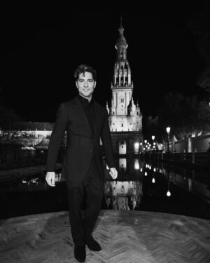 David Bisbal Instagram - Viviendo la noche más importante del flamenco en su historia! Más de 150 artistas deslumbrando la #plazaespañasevilla en la semana de los @latingrammys 
Gracias compañeros de @universalmusicgroup @universalspain @gtstalentspain ❤️