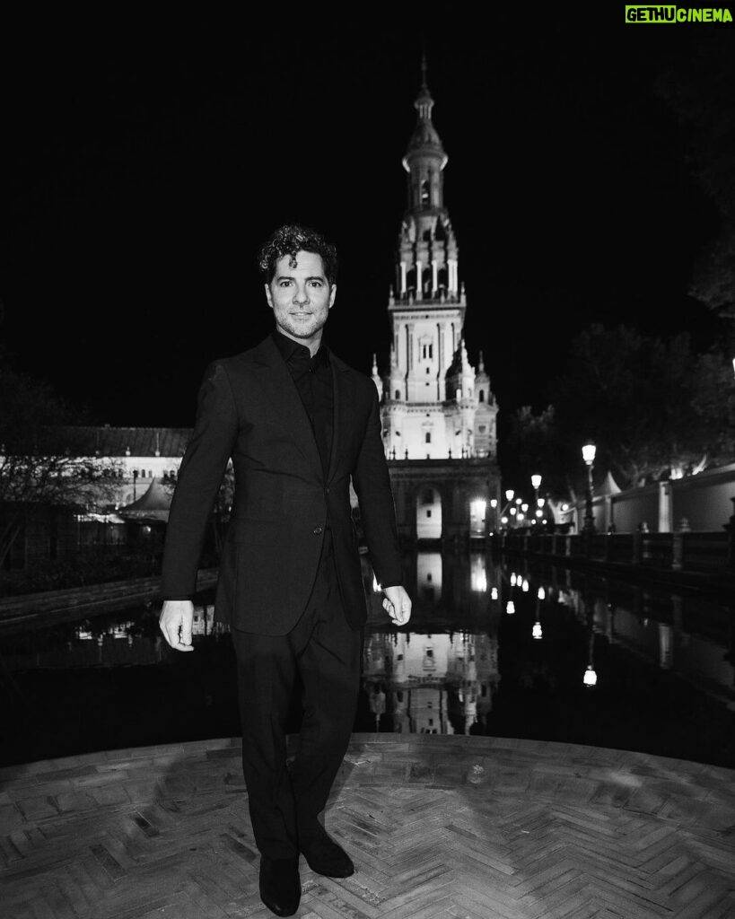 David Bisbal Instagram - Viviendo la noche más importante del flamenco en su historia! Más de 150 artistas deslumbrando la #plazaespañasevilla en la semana de los @latingrammys Gracias compañeros de @universalmusicgroup @universalspain @gtstalentspain ❤