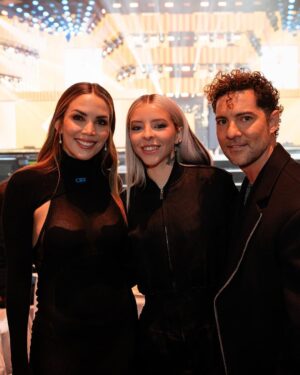 David Bisbal Instagram - Anoche se celebró en Madrid los premios 40 @los40spain con una producción Inmensa!! felicidades por tanto!
Qué bonito es coincidir con tantos artistas emergentes que la están rompiendo y disfrutar siempre de la industria en general. Os dejo unas cuantas fotos de lo que se vivió anoche, esperando con ansias el vídeo capítulo. Hace mucho tiempo deseaba tener este reconocimiento que es la base de un público que me exige y un equipo de trabajo maravilloso que tengo detrás. Un abrazo enorme!!!