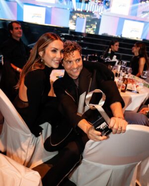 David Bisbal Instagram - Anoche se celebró en Madrid los premios 40 @los40spain con una producción Inmensa!! felicidades por tanto!
Qué bonito es coincidir con tantos artistas emergentes que la están rompiendo y disfrutar siempre de la industria en general. Os dejo unas cuantas fotos de lo que se vivió anoche, esperando con ansias el vídeo capítulo. Hace mucho tiempo deseaba tener este reconocimiento que es la base de un público que me exige y un equipo de trabajo maravilloso que tengo detrás. Un abrazo enorme!!!