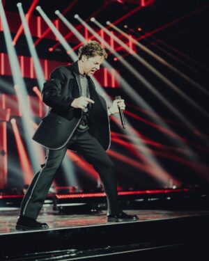David Bisbal Instagram - Anoche se celebró en Madrid los premios 40 @los40spain con una producción Inmensa!! felicidades por tanto!
Qué bonito es coincidir con tantos artistas emergentes que la están rompiendo y disfrutar siempre de la industria en general. Os dejo unas cuantas fotos de lo que se vivió anoche, esperando con ansias el vídeo capítulo. Hace mucho tiempo deseaba tener este reconocimiento que es la base de un público que me exige y un equipo de trabajo maravilloso que tengo detrás. Un abrazo enorme!!!