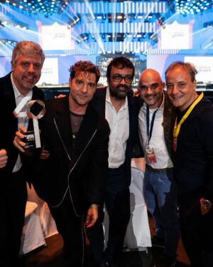 David Bisbal Instagram - Anoche se celebró en Madrid los premios 40 @los40spain con una producción Inmensa!! felicidades por tanto!
Qué bonito es coincidir con tantos artistas emergentes que la están rompiendo y disfrutar siempre de la industria en general. Os dejo unas cuantas fotos de lo que se vivió anoche, esperando con ansias el vídeo capítulo. Hace mucho tiempo deseaba tener este reconocimiento que es la base de un público que me exige y un equipo de trabajo maravilloso que tengo detrás. Un abrazo enorme!!!