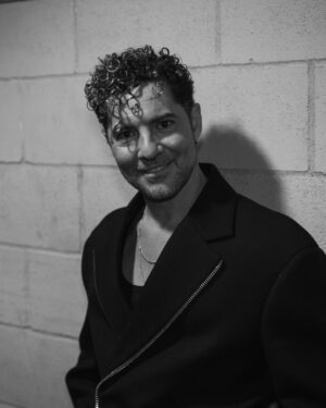 David Bisbal Instagram - Anoche se celebró en Madrid los premios 40 @los40spain con una producción Inmensa!! felicidades por tanto!
Qué bonito es coincidir con tantos artistas emergentes que la están rompiendo y disfrutar siempre de la industria en general. Os dejo unas cuantas fotos de lo que se vivió anoche, esperando con ansias el vídeo capítulo. Hace mucho tiempo deseaba tener este reconocimiento que es la base de un público que me exige y un equipo de trabajo maravilloso que tengo detrás. Un abrazo enorme!!!