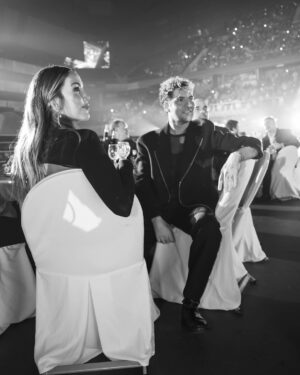 David Bisbal Instagram - Anoche se celebró en Madrid los premios 40 @los40spain con una producción Inmensa!! felicidades por tanto!
Qué bonito es coincidir con tantos artistas emergentes que la están rompiendo y disfrutar siempre de la industria en general. Os dejo unas cuantas fotos de lo que se vivió anoche, esperando con ansias el vídeo capítulo. Hace mucho tiempo deseaba tener este reconocimiento que es la base de un público que me exige y un equipo de trabajo maravilloso que tengo detrás. Un abrazo enorme!!!