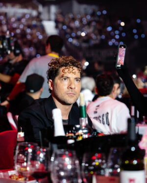 David Bisbal Instagram - Anoche se celebró en Madrid los premios 40 @los40spain con una producción Inmensa!! felicidades por tanto!
Qué bonito es coincidir con tantos artistas emergentes que la están rompiendo y disfrutar siempre de la industria en general. Os dejo unas cuantas fotos de lo que se vivió anoche, esperando con ansias el vídeo capítulo. Hace mucho tiempo deseaba tener este reconocimiento que es la base de un público que me exige y un equipo de trabajo maravilloso que tengo detrás. Un abrazo enorme!!!