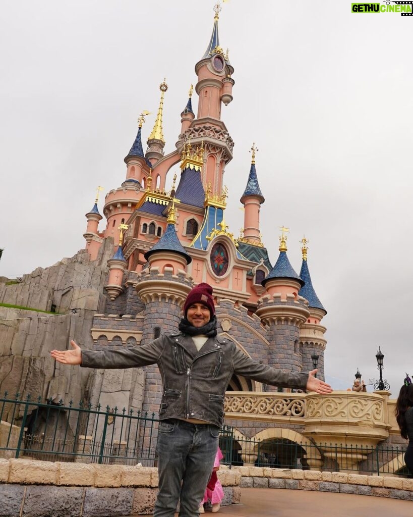 David Bisbal Instagram - Volví a ser niño!😜 @disneydestinos #DisneylandParis ❤️