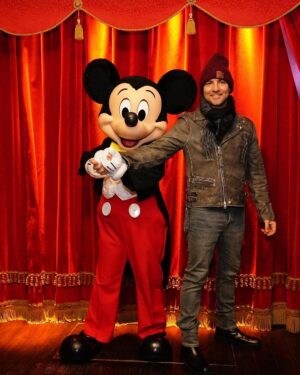 David Bisbal Instagram - Volví a ser niño!😜

@disneydestinos #DisneylandParis ❤️