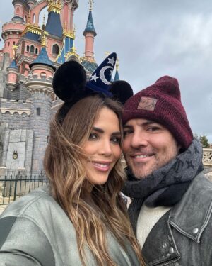 David Bisbal Instagram - Volví a ser niño!😜

@disneydestinos #DisneylandParis ❤️