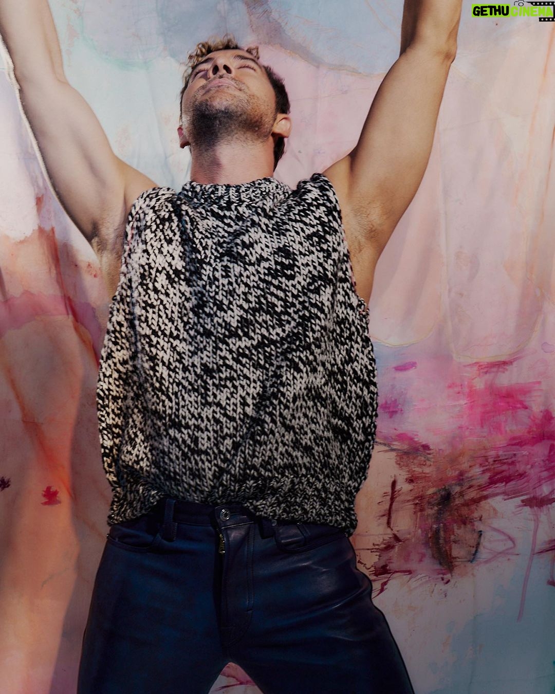 David Bisbal Instagram - "Antes cantaba con la intranquilidad de no ser plenamente feliz en lo personal. Ahora tengo por primera vez una familia que me da fuerza y seguridad". Más allá de la patada y “los máquinas”, hay un @davidbisbal maduro que medita podando bonsáis, se reúne a menudo consigo mismo y ejerce de padre presente. Charlamos con él, en el mejor momento de su carrera, en el que estrena documental, ‘Bisbal’ (Movistar Plus+) y lanza disco, ‘Me siento vivo’ (Universal Music). Disfruta la entrevista completa en el link de la bio de @esquirees y en nuestro número de noviembre, ya a la venta. Texto: @anapermar Fotos: @ana__marti Estilismo: @jesuscicero Asistente de Estilismo: @martinatacchini__ Asistente de fotografía: @gaboboza__ Set: Sofía Sohr Maquillaje y peluquería: @maria.solans (Mery make up)