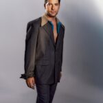 David Bisbal Instagram - "Antes cantaba con la intranquilidad de no ser plenamente feliz en lo personal. Ahora tengo por primera vez una familia que me da fuerza y seguridad". Más allá de la patada y “los máquinas”, hay un @davidbisbal maduro que medita podando bonsáis, se reúne a menudo consigo mismo y ejerce de padre presente. Charlamos con él, en el mejor momento de su carrera, en el que estrena documental, ‘Bisbal’ (Movistar Plus+) y lanza disco, ‘Me siento vivo’ (Universal Music). Disfruta la entrevista completa en el link de la bio de @esquirees y en nuestro número de noviembre, ya a la venta. Texto: @anapermar Fotos: @ana__marti Estilismo: @jesuscicero Asistente de Estilismo: @martinatacchini__ Asistente de fotografía: @gaboboza__ Set: Sofía Sohr Maquillaje y peluquería: @maria.solans (Mery make up)