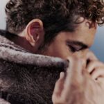 David Bisbal Instagram - "Antes cantaba con la intranquilidad de no ser plenamente feliz en lo personal. Ahora tengo por primera vez una familia que me da fuerza y seguridad". Más allá de la patada y “los máquinas”, hay un @davidbisbal maduro que medita podando bonsáis, se reúne a menudo consigo mismo y ejerce de padre presente. Charlamos con él, en el mejor momento de su carrera, en el que estrena documental, ‘Bisbal’ (Movistar Plus+) y lanza disco, ‘Me siento vivo’ (Universal Music). Disfruta la entrevista completa en el link de la bio de @esquirees y en nuestro número de noviembre, ya a la venta. Texto: @anapermar Fotos: @ana__marti Estilismo: @jesuscicero Asistente de Estilismo: @martinatacchini__ Asistente de fotografía: @gaboboza__ Set: Sofía Sohr Maquillaje y peluquería: @maria.solans (Mery make up)