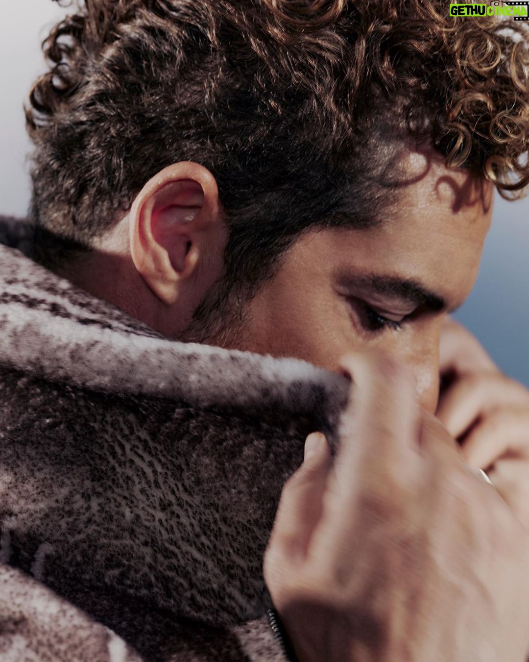 David Bisbal Instagram - "Antes cantaba con la intranquilidad de no ser plenamente feliz en lo personal. Ahora tengo por primera vez una familia que me da fuerza y seguridad". Más allá de la patada y “los máquinas”, hay un @davidbisbal maduro que medita podando bonsáis, se reúne a menudo consigo mismo y ejerce de padre presente. Charlamos con él, en el mejor momento de su carrera, en el que estrena documental, ‘Bisbal’ (Movistar Plus+) y lanza disco, ‘Me siento vivo’ (Universal Music). Disfruta la entrevista completa en el link de la bio de @esquirees y en nuestro número de noviembre, ya a la venta. Texto: @anapermar Fotos: @ana__marti Estilismo: @jesuscicero Asistente de Estilismo: @martinatacchini__ Asistente de fotografía: @gaboboza__ Set: Sofía Sohr Maquillaje y peluquería: @maria.solans (Mery make up)