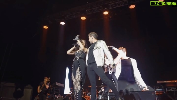 David Bisbal Instagram - Qué pasada cuando @camila_cabello me invitó a cantar mi canción #Buleria en el final de su gira en Europa. Lo pasamos espectacular!!!!