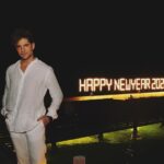 David Bisbal Instagram – Desde el fondo de mi corazón, quiero enviarles un mensaje lleno de cariño y esperanza para el año 2024. Que el nuevo año sea un lienzo en blanco, listo para ser pintado con los colores brillantes de la alegría, las oportunidades y la salud. Que cada día sea un paso más hacia la realización de vuestros sueños. Recuerden, cada nuevo año nos brinda 365 oportunidades para hacer de nuestros sueños una realidad, para sonreír y para compartir amor. Así que, ¡aprovechemos cada uno de esos días al máximo. ¡Feliz Año Nuevo a todos!