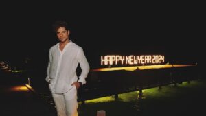 David Bisbal Instagram - Desde el fondo de mi corazón, quiero enviarles un mensaje lleno de cariño y esperanza para el año 2024. Que el nuevo año sea un lienzo en blanco, listo para ser pintado con los colores brillantes de la alegría, las oportunidades y la salud. Que cada día sea un paso más hacia la realización de vuestros sueños. Recuerden, cada nuevo año nos brinda 365 oportunidades para hacer de nuestros sueños una realidad, para sonreír y para compartir amor. Así que, ¡aprovechemos cada uno de esos días al máximo. ¡Feliz Año Nuevo a todos!