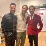 David Bisbal Instagram - De visita en casa!!! En la final de @lavozantena3 🩷 siempre me da felicidad coincidir con estos grandes que quiero tanto! @manuelcarrasco_ @luisfonsi #lospasillosdeLavoz