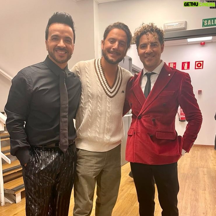 David Bisbal Instagram - De visita en casa!!! En la final de @lavozantena3 🩷 siempre me da felicidad coincidir con estos grandes que quiero tanto! @manuelcarrasco_ @luisfonsi #lospasillosdeLavoz