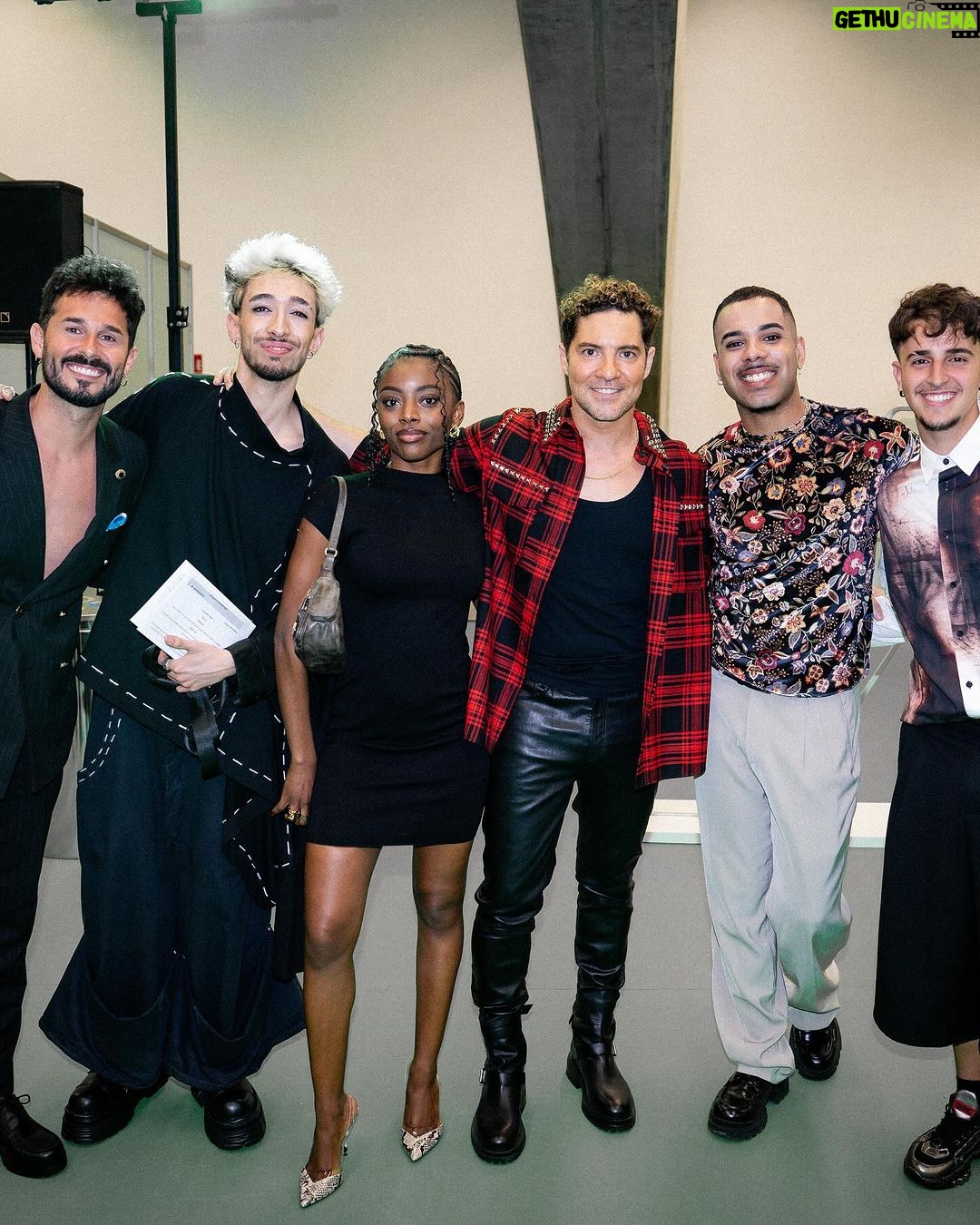 David Bisbal Instagram - Qué locura de noche!! Todavía recordando @cadena_dial si quieres ver más fotos #pasalapagina 🤣🤪