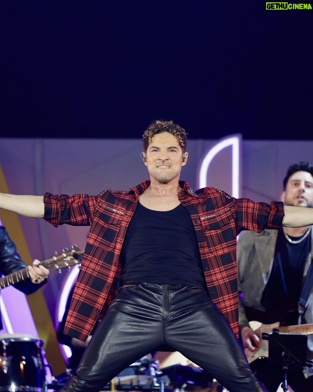 David Bisbal Instagram - Qué locura de noche!! Todavía recordando @cadena_dial si quieres ver más fotos #pasalapagina 🤣🤪